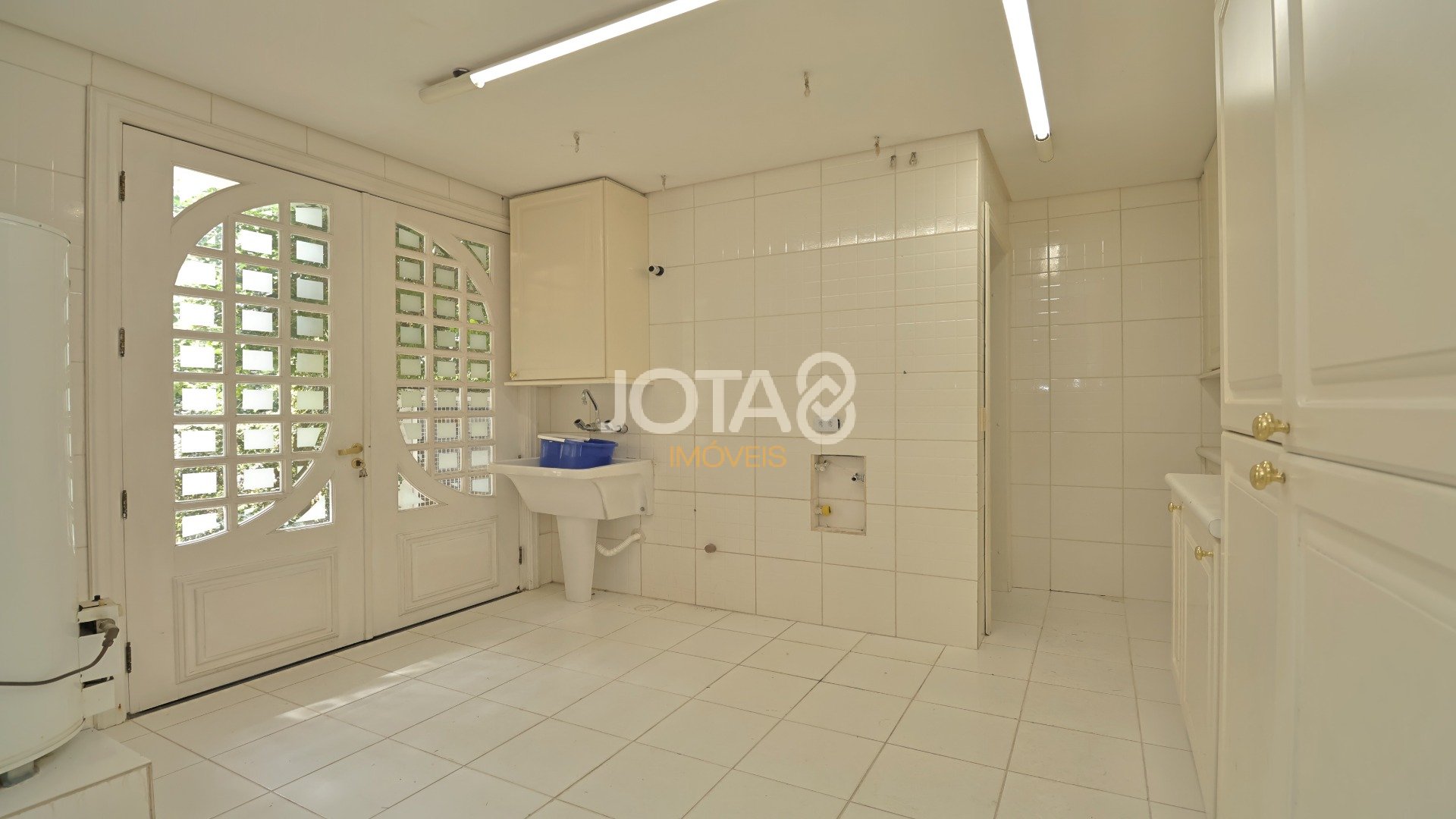 ESPETACULAR CASA EM CONDOMÍNIO COM 5 SUÍTES- CONDOMÍNIO SHERWOOD