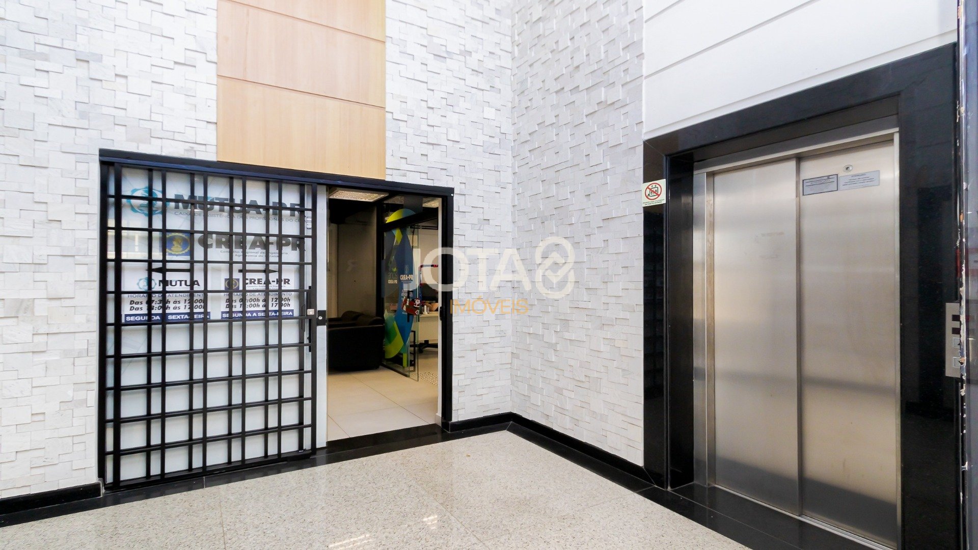 SALA COMERCIAL COM 2 VAGAS NO ÁGUA VERDE