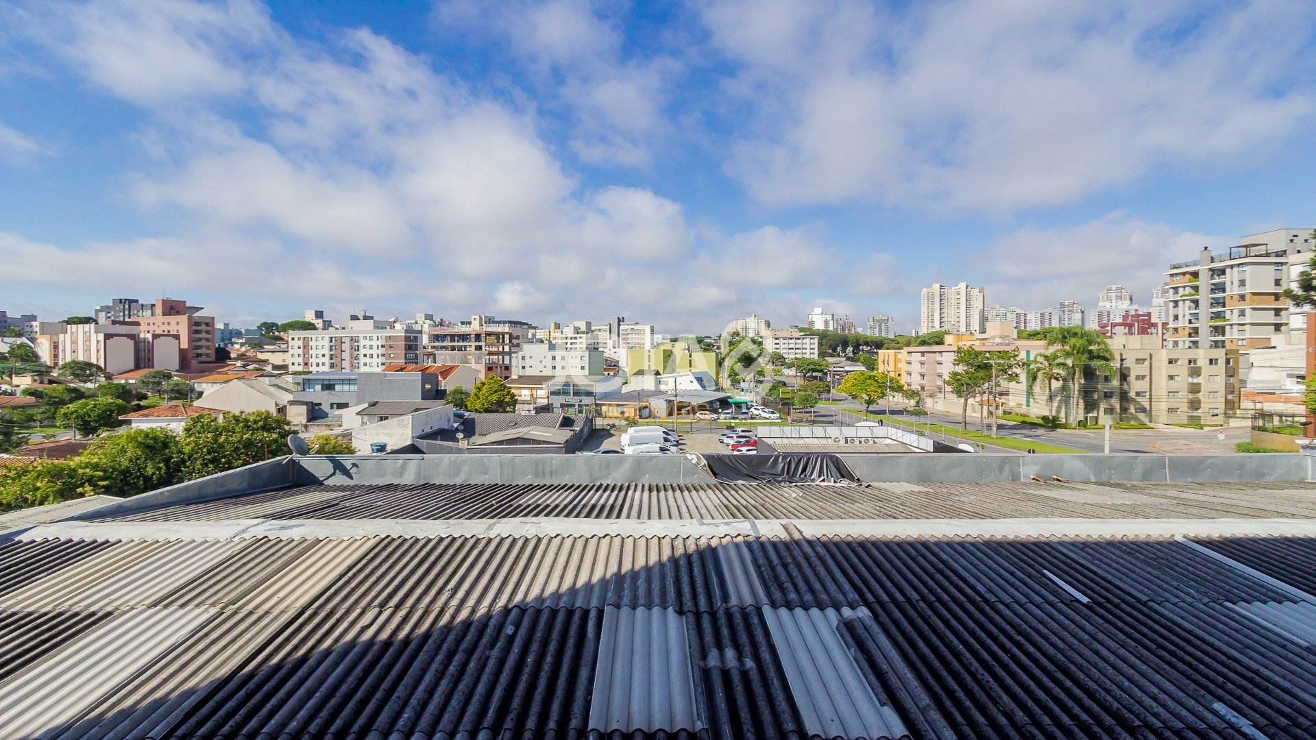 SALA COMERCIAL COM 2 VAGAS NO ÁGUA VERDE