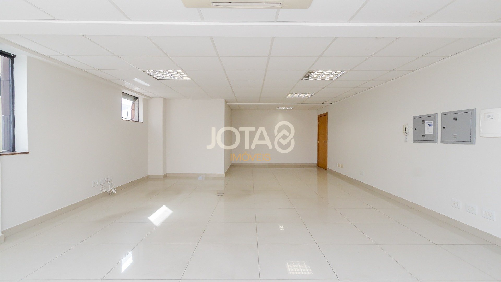 SALA COMERCIAL COM 2 VAGAS NO ÁGUA VERDE