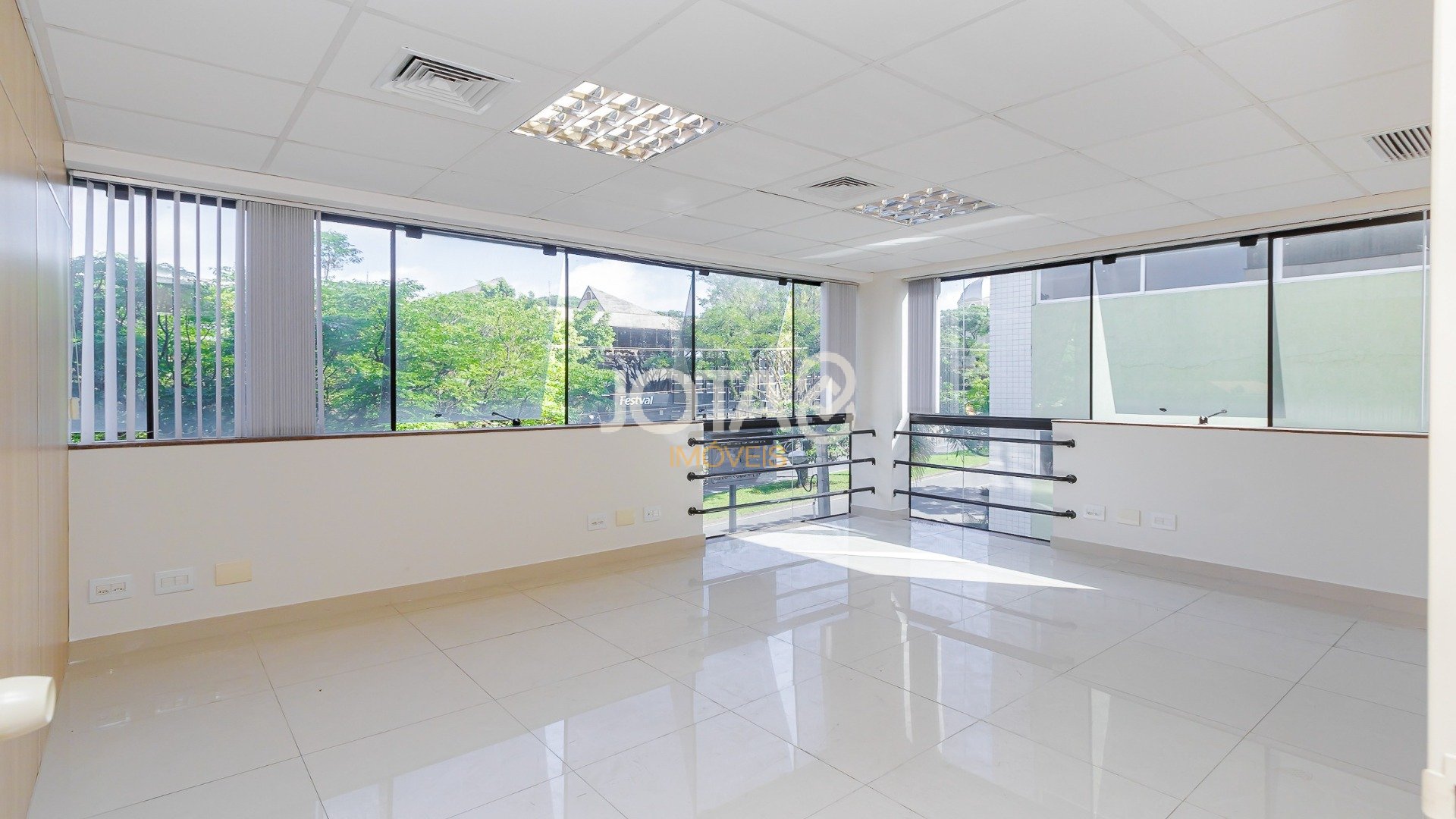 SALA COMERCIAL COM 2 VAGAS NO ÁGUA VERDE