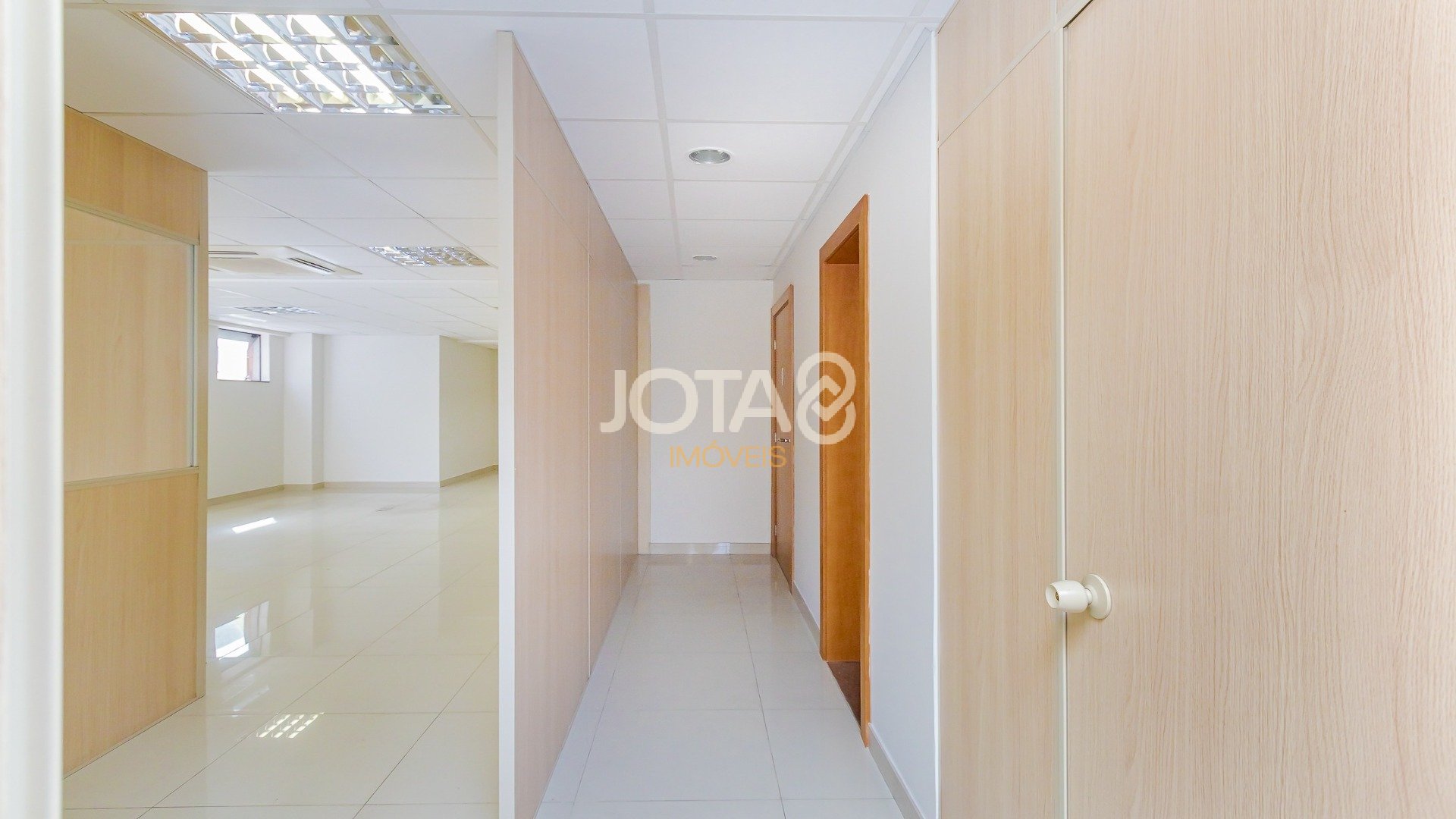 SALA COMERCIAL COM 2 VAGAS NO ÁGUA VERDE
