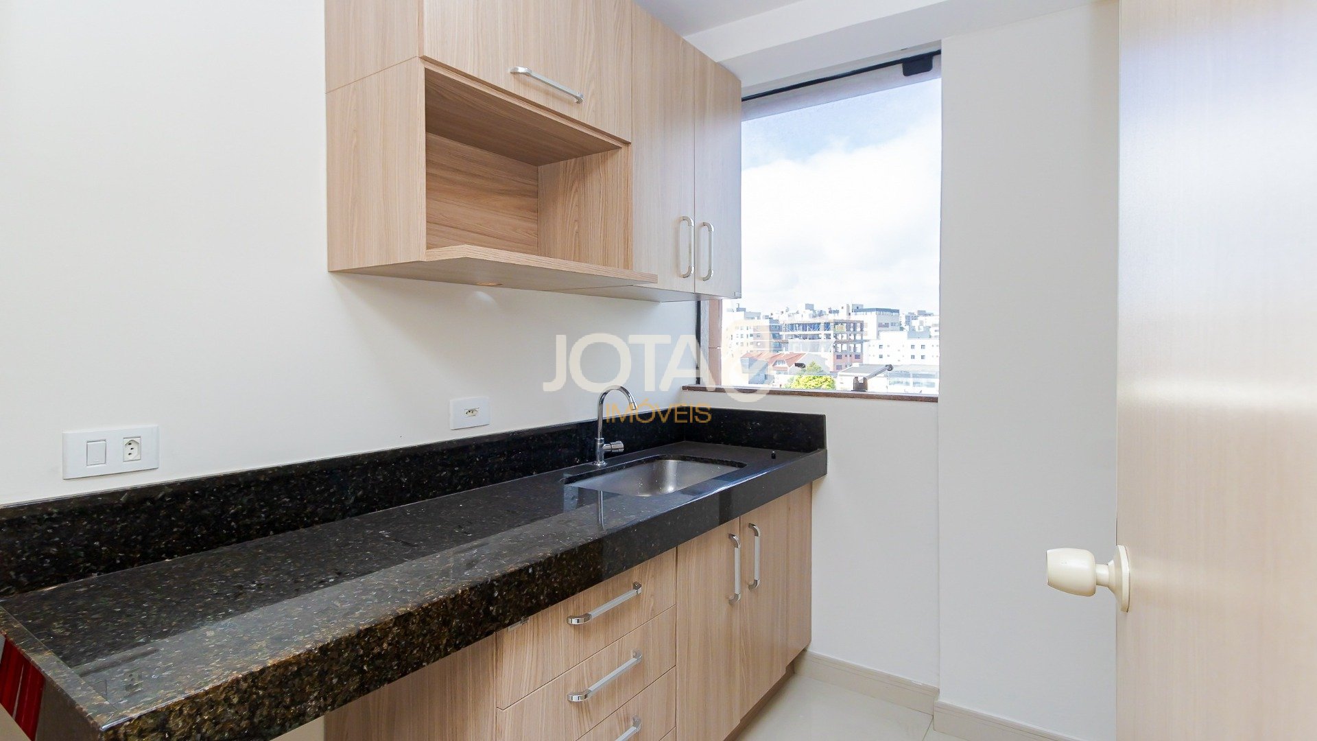 SALA COMERCIAL COM 2 VAGAS NO ÁGUA VERDE