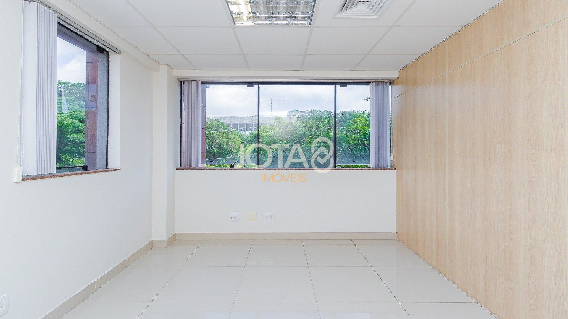 SALA COMERCIAL COM 2 VAGAS NO ÁGUA VERDE