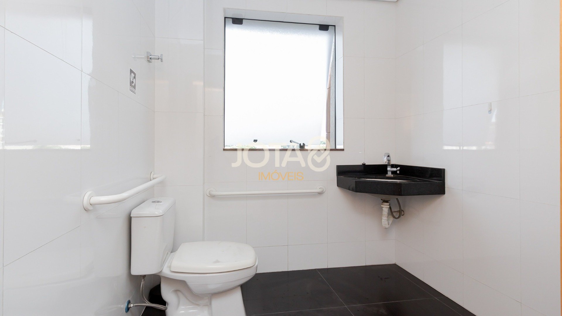 SALA COMERCIAL COM 2 VAGAS NO ÁGUA VERDE