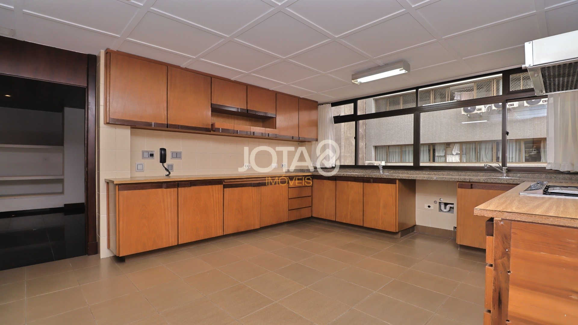 APARTAMENTO EXCLUSIVO C/ 4 SUÍTES EM FRENTE AO GRACIOSA