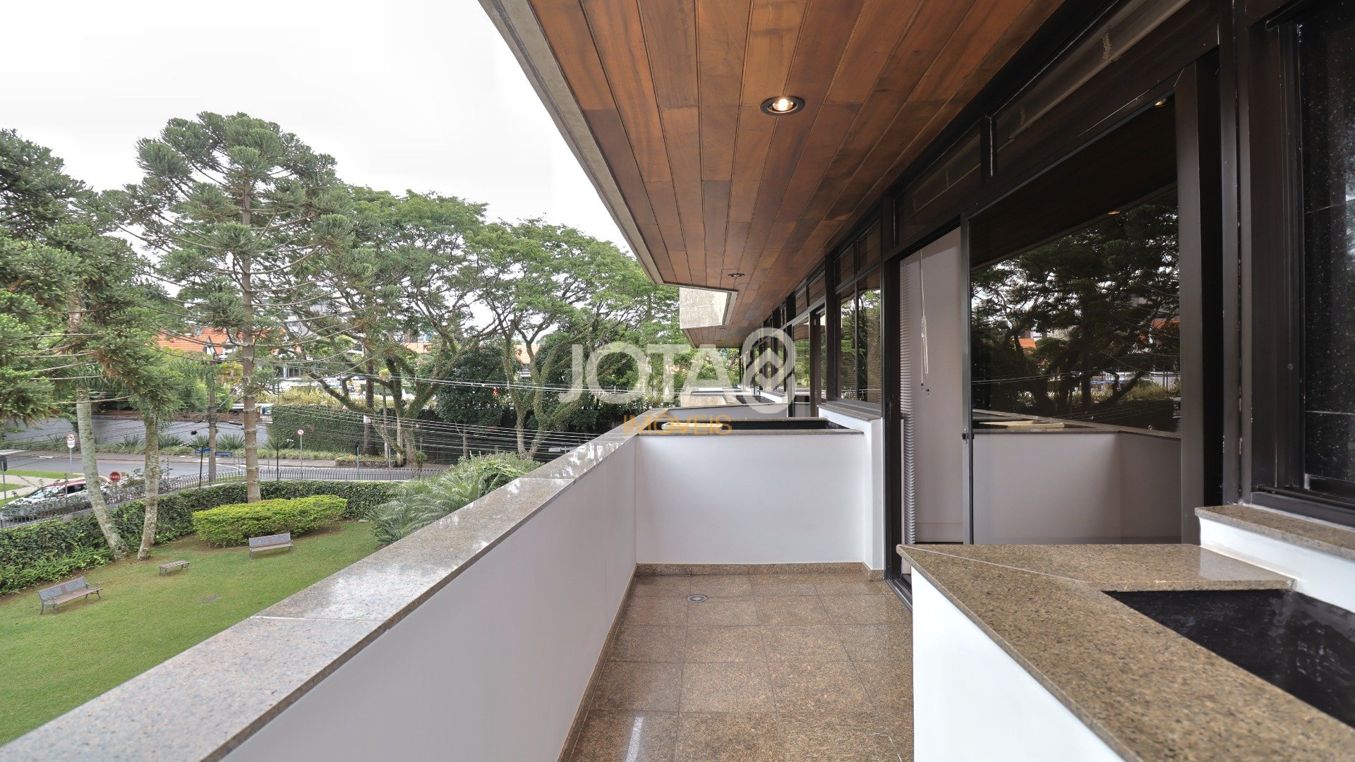 APARTAMENTO EXCLUSIVO C/ 4 SUÍTES EM FRENTE AO GRACIOSA