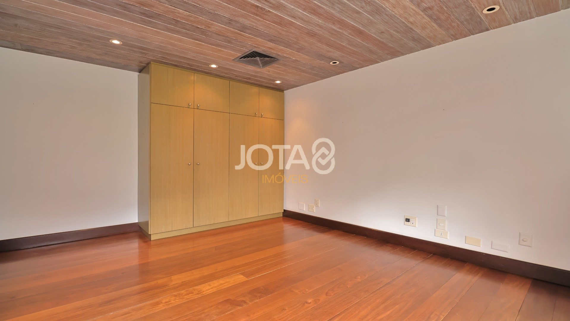 APARTAMENTO EXCLUSIVO C/ 4 SUÍTES EM FRENTE AO GRACIOSA