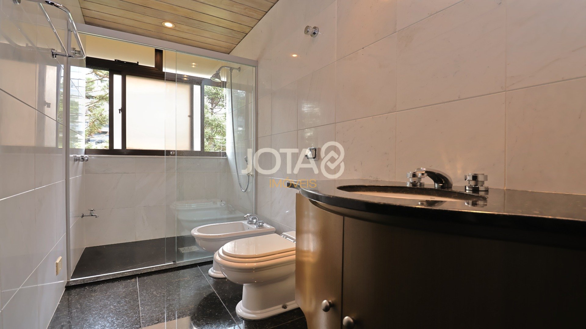 APARTAMENTO EXCLUSIVO C/ 4 SUÍTES EM FRENTE AO GRACIOSA