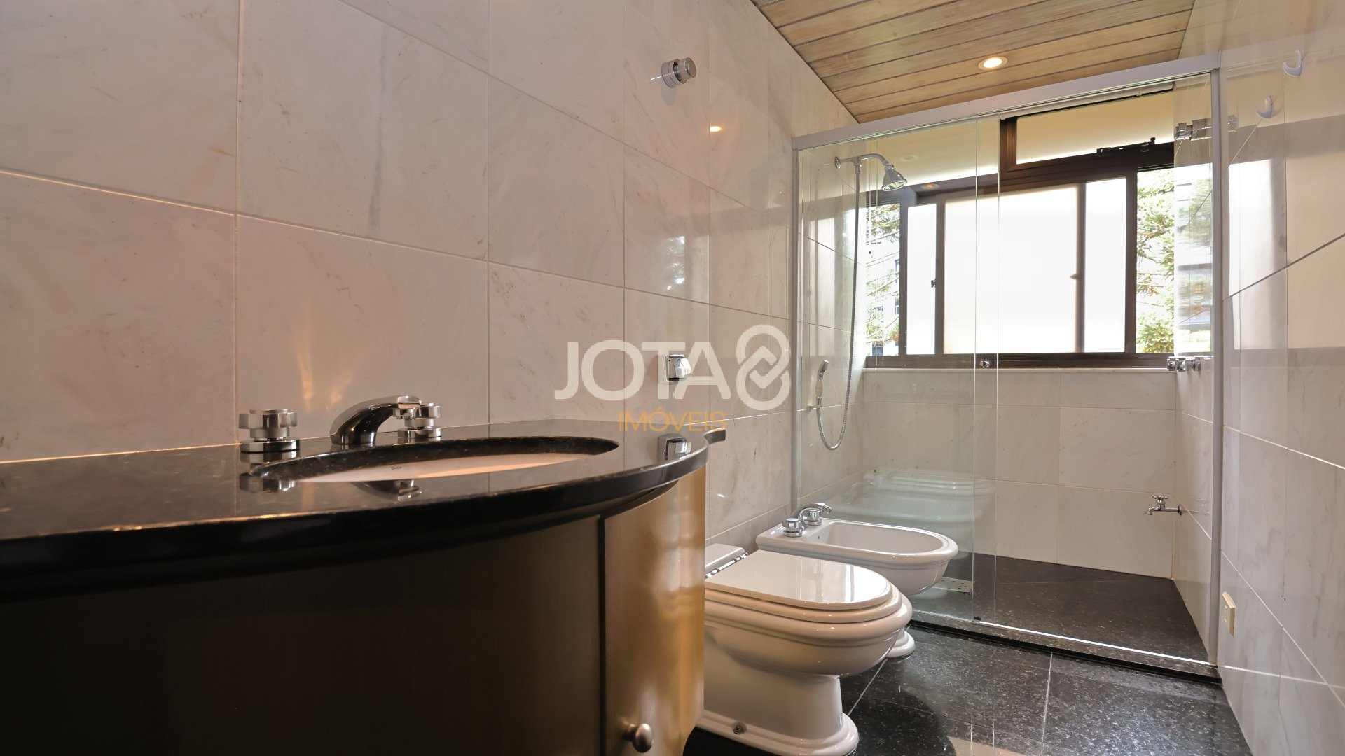 APARTAMENTO EXCLUSIVO C/ 4 SUÍTES EM FRENTE AO GRACIOSA