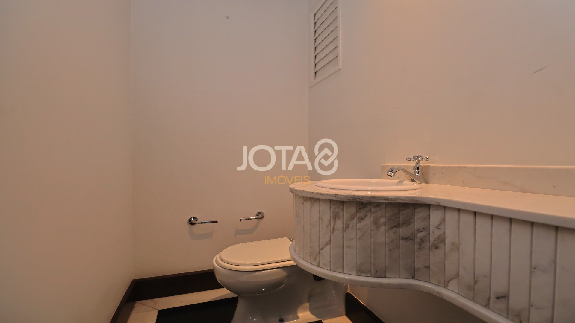 APARTAMENTO EXCLUSIVO C/ 4 SUÍTES EM FRENTE AO GRACIOSA