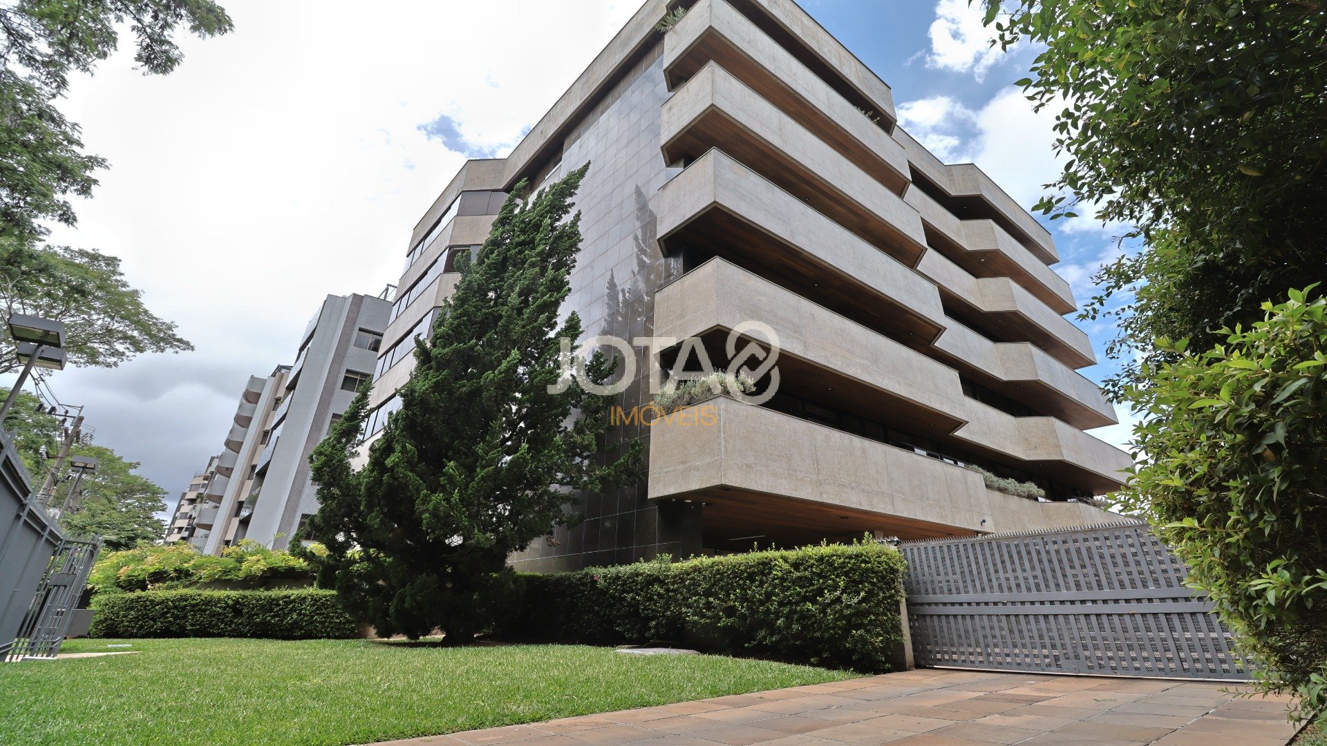 APARTAMENTO EXCLUSIVO C/ 4 SUÍTES EM FRENTE AO GRACIOSA