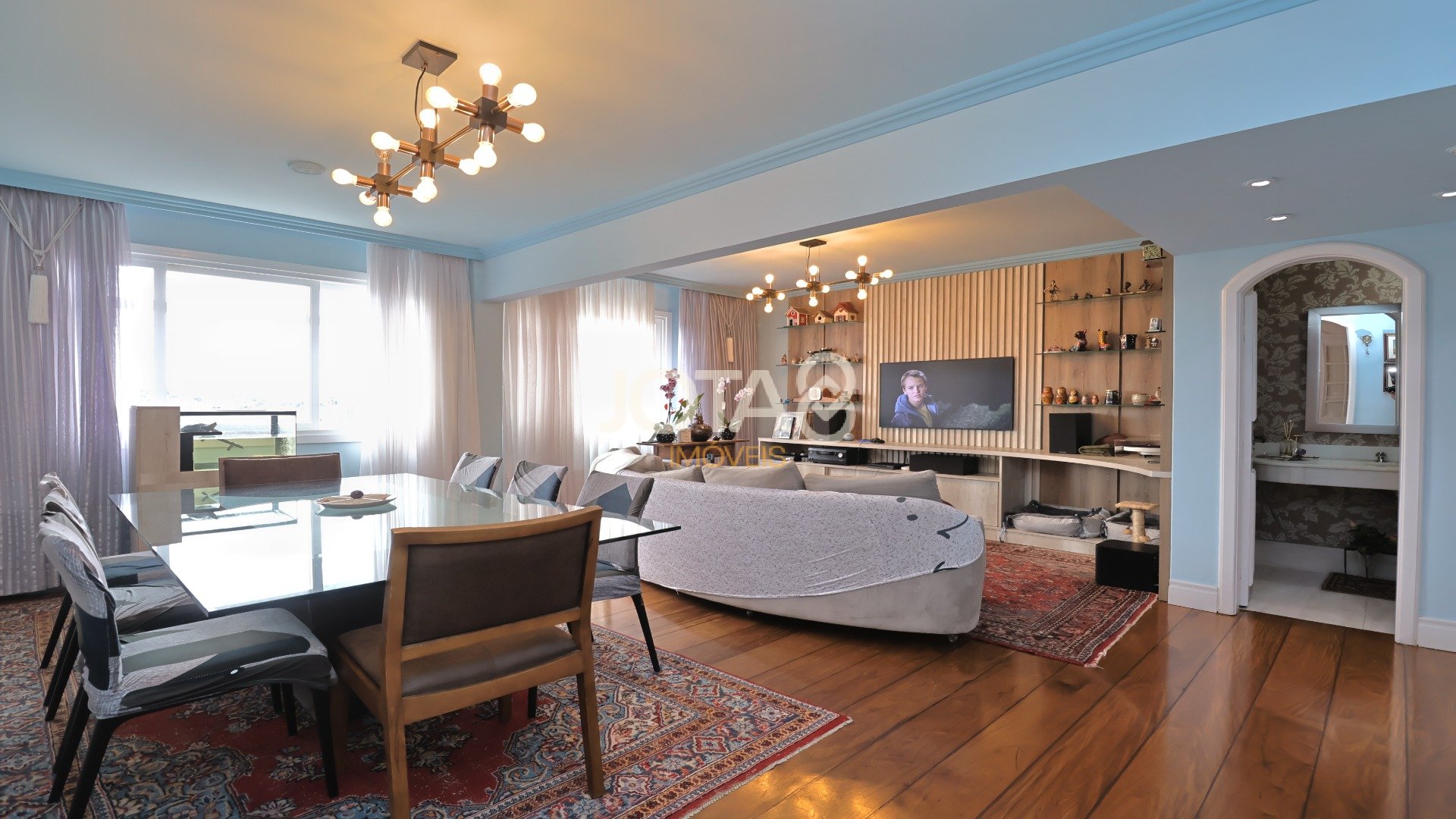 AMPLO APARTAMENTO COM 3 DORMITÓRIOS NO BATEL