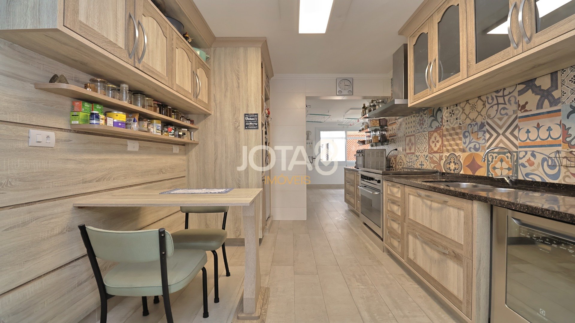 AMPLO APARTAMENTO COM 3 DORMITÓRIOS NO BATEL