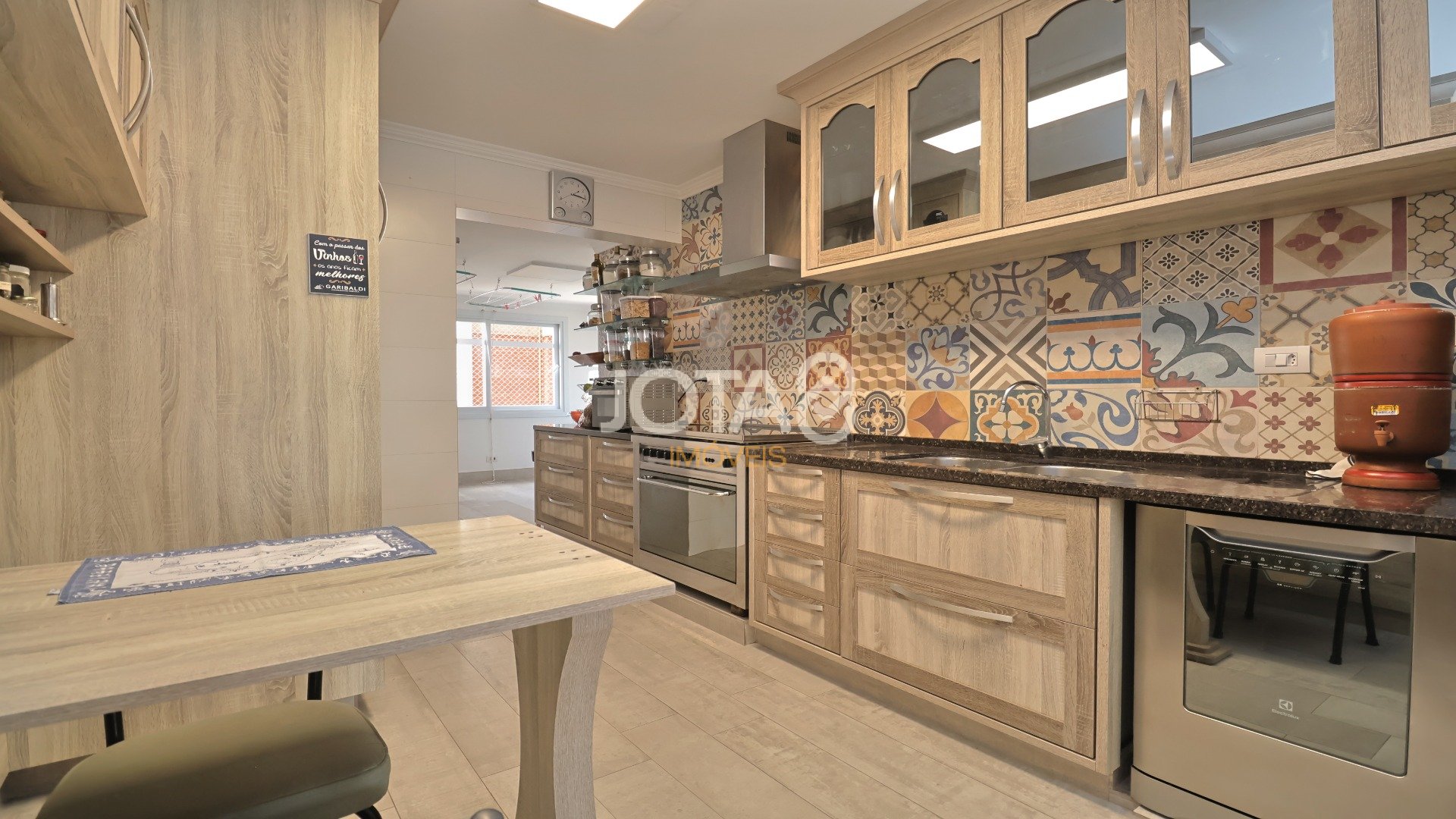 AMPLO APARTAMENTO COM 3 DORMITÓRIOS NO BATEL