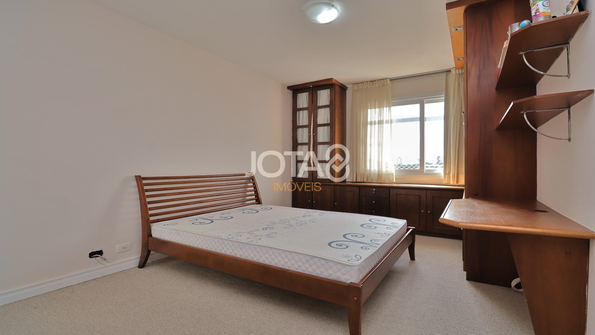 AMPLO APARTAMENTO COM 3 DORMITÓRIOS NO BATEL