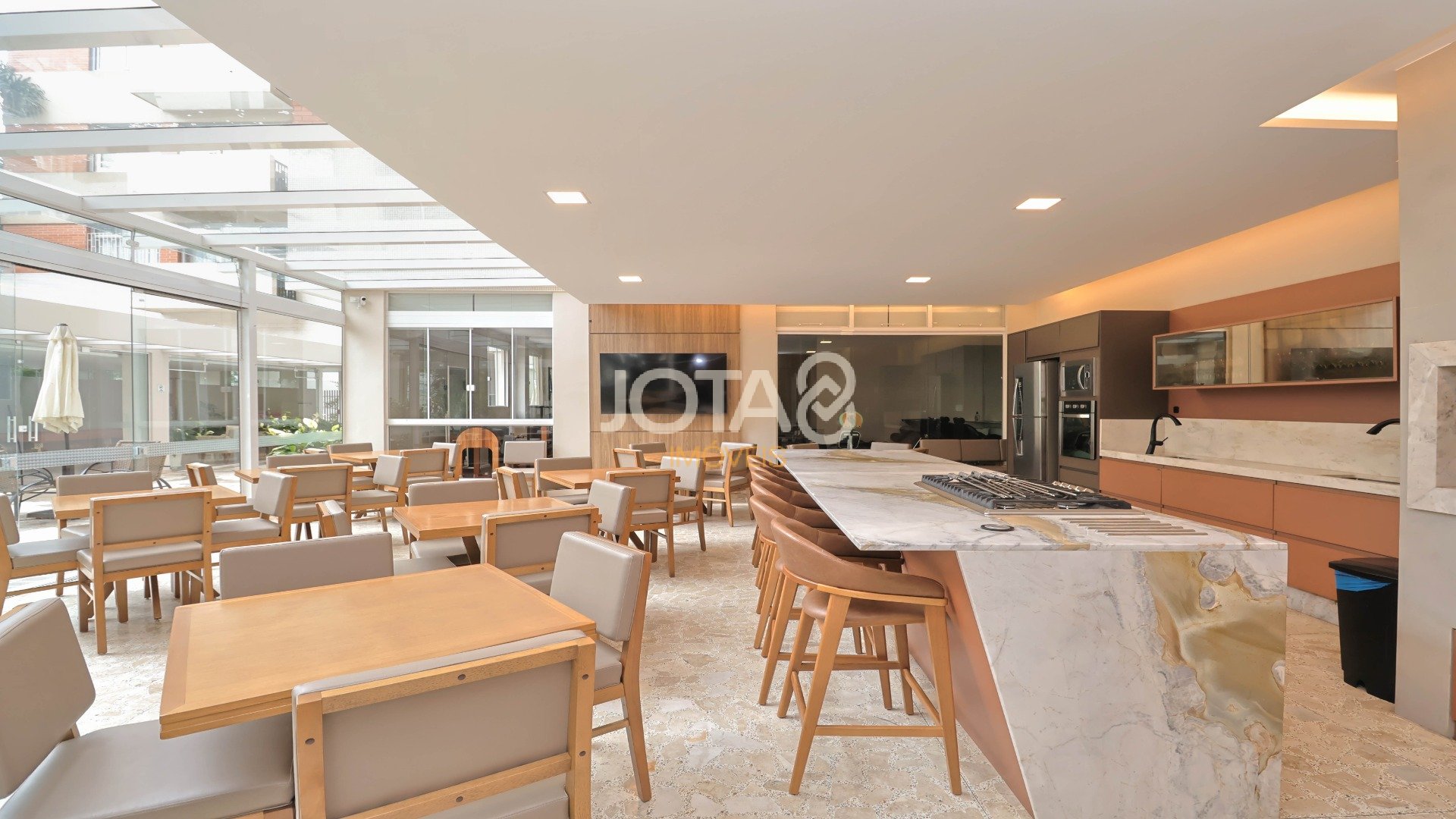 AMPLO APARTAMENTO COM 3 DORMITÓRIOS NO BATEL