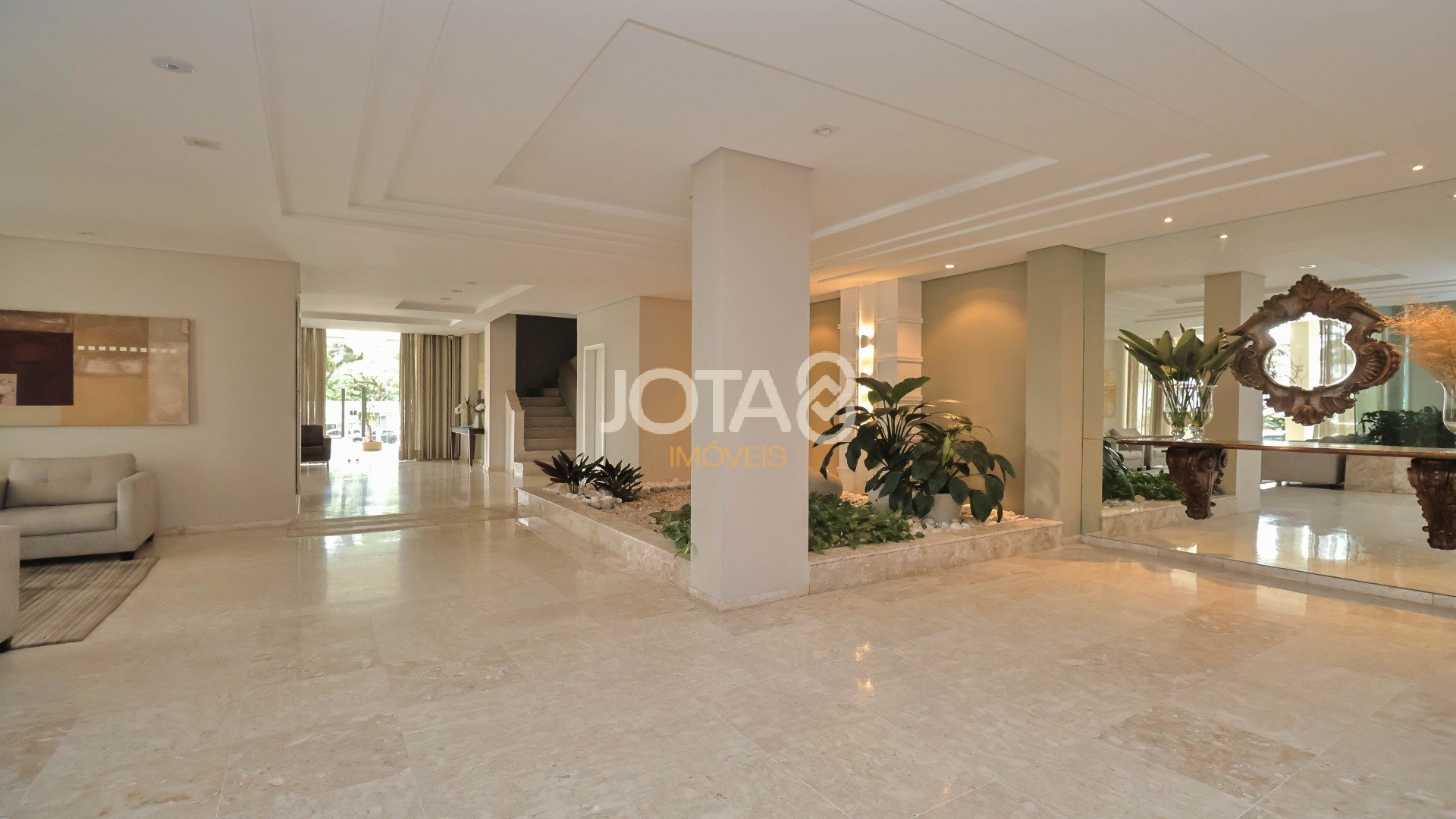 AMPLO APARTAMENTO COM 3 DORMITÓRIOS NO BATEL