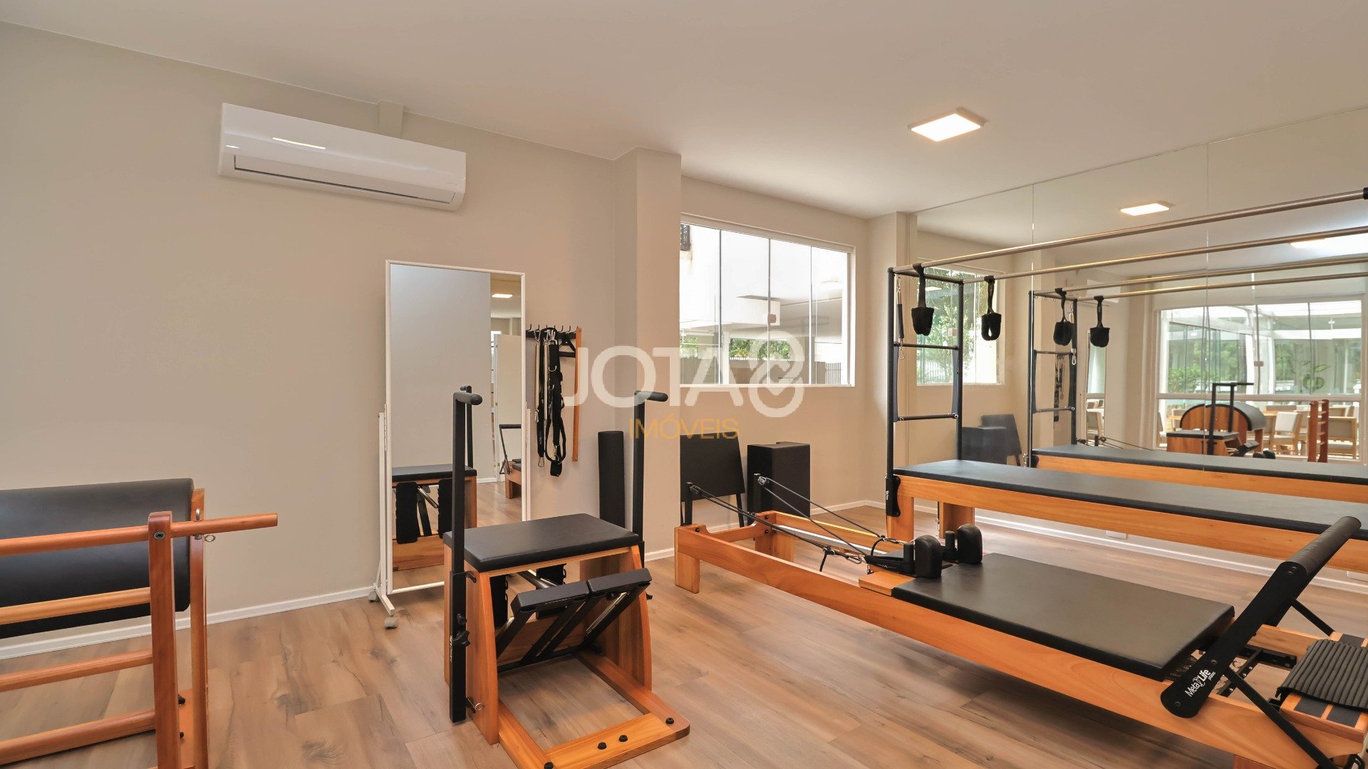 AMPLO APARTAMENTO COM 3 DORMITÓRIOS NO BATEL
