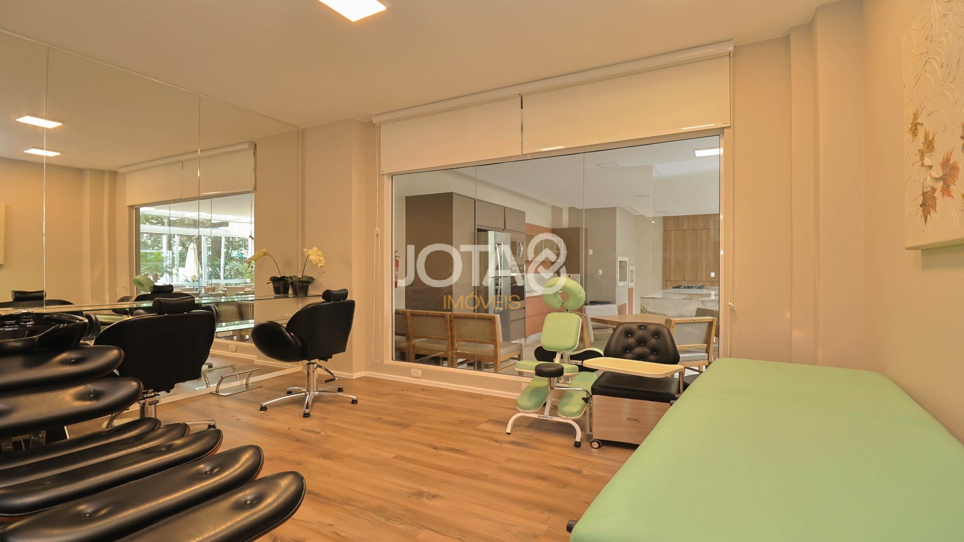 AMPLO APARTAMENTO COM 3 DORMITÓRIOS NO BATEL