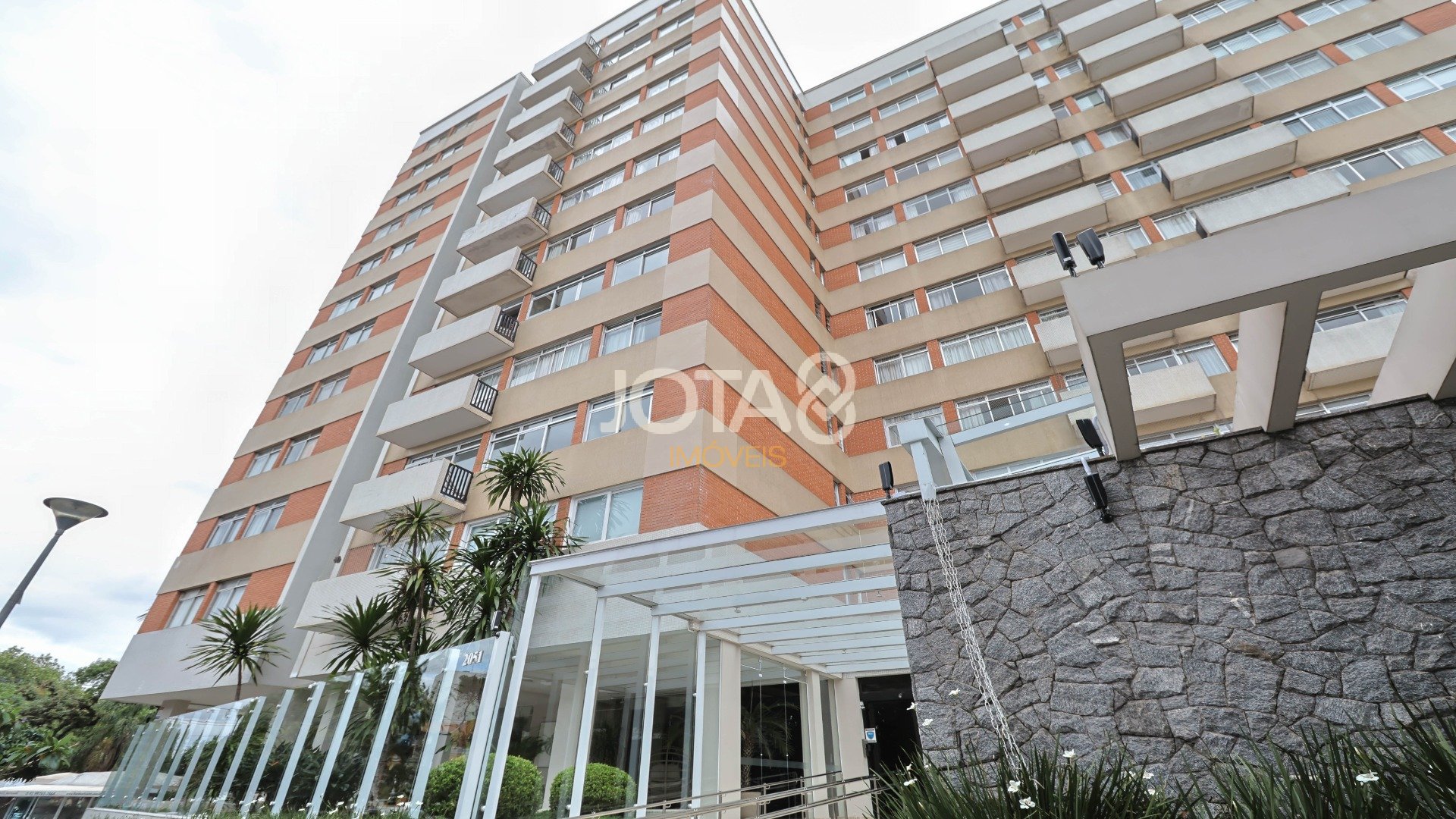 AMPLO APARTAMENTO COM 3 DORMITÓRIOS NO BATEL
