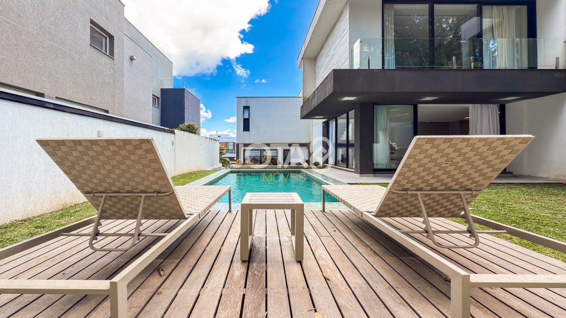 CASA EM CONDOMÍNIO, 4 SUITES PISCINA EM SANTA FELICIDADE
