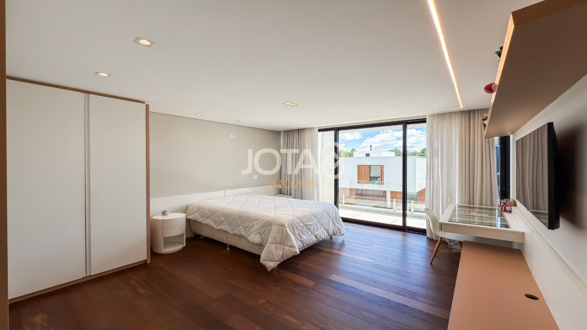 CASA EM CONDOMÍNIO, 4 SUITES PISCINA EM SANTA FELICIDADE