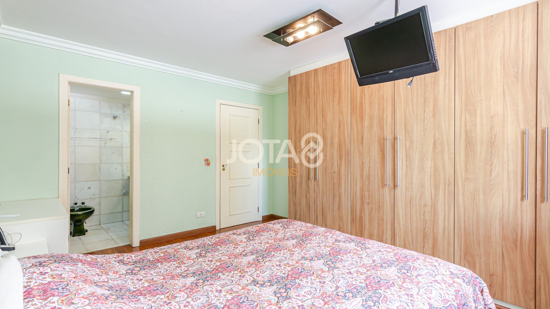 APTO 3 QUARTOS E 2 VAGAS NO BATEL
