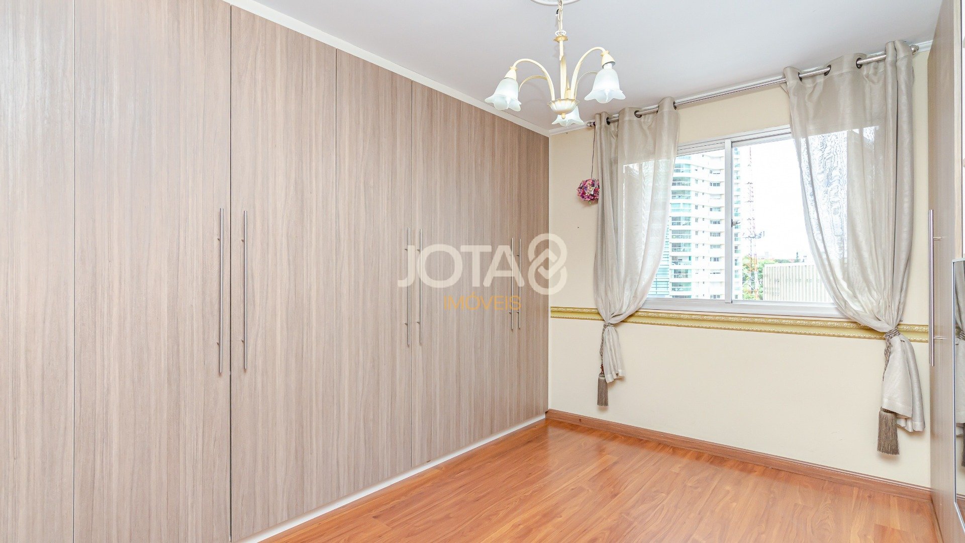 APTO 3 QUARTOS E 2 VAGAS NO BATEL