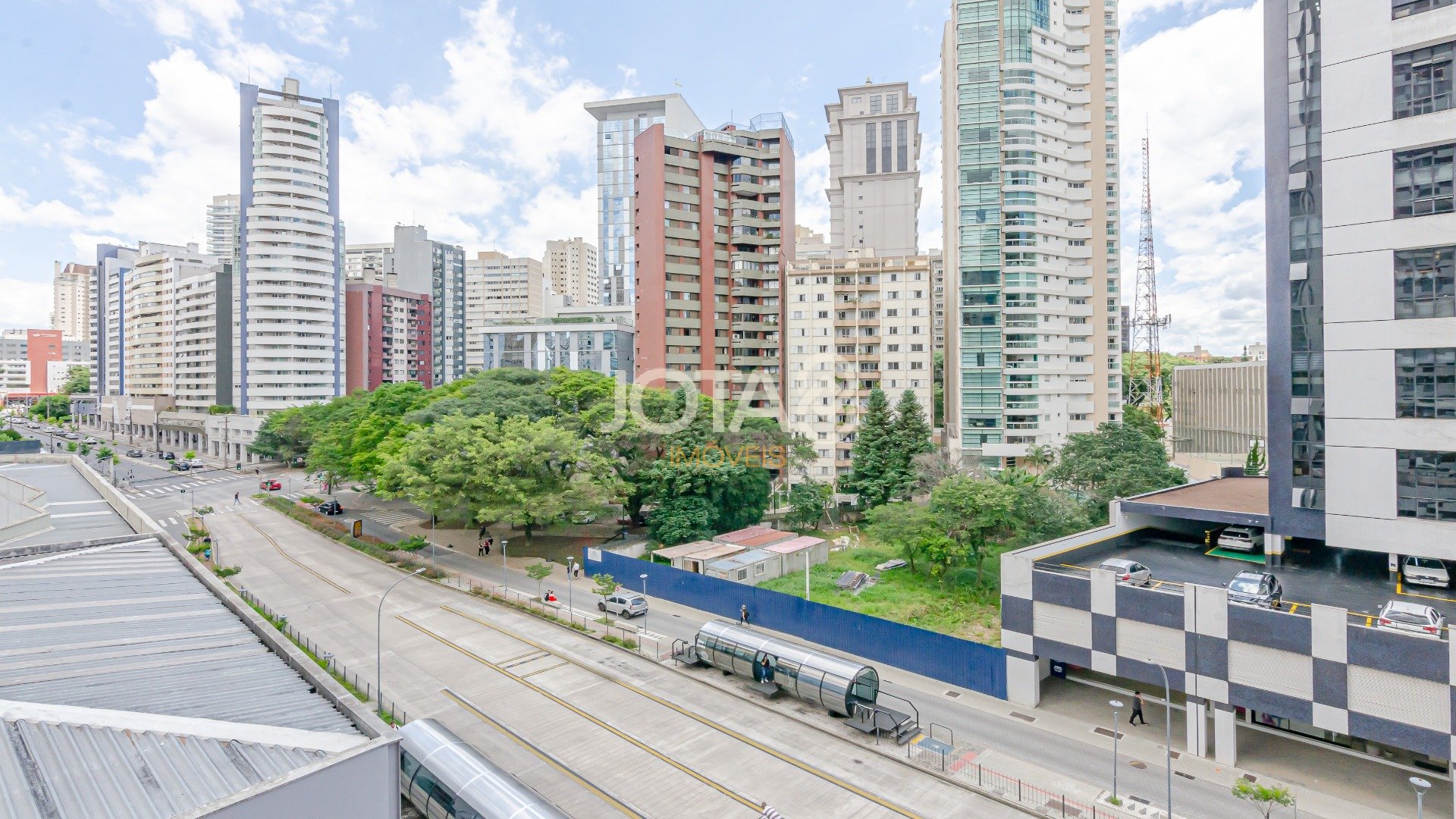 APTO 3 QUARTOS E 2 VAGAS NO BATEL