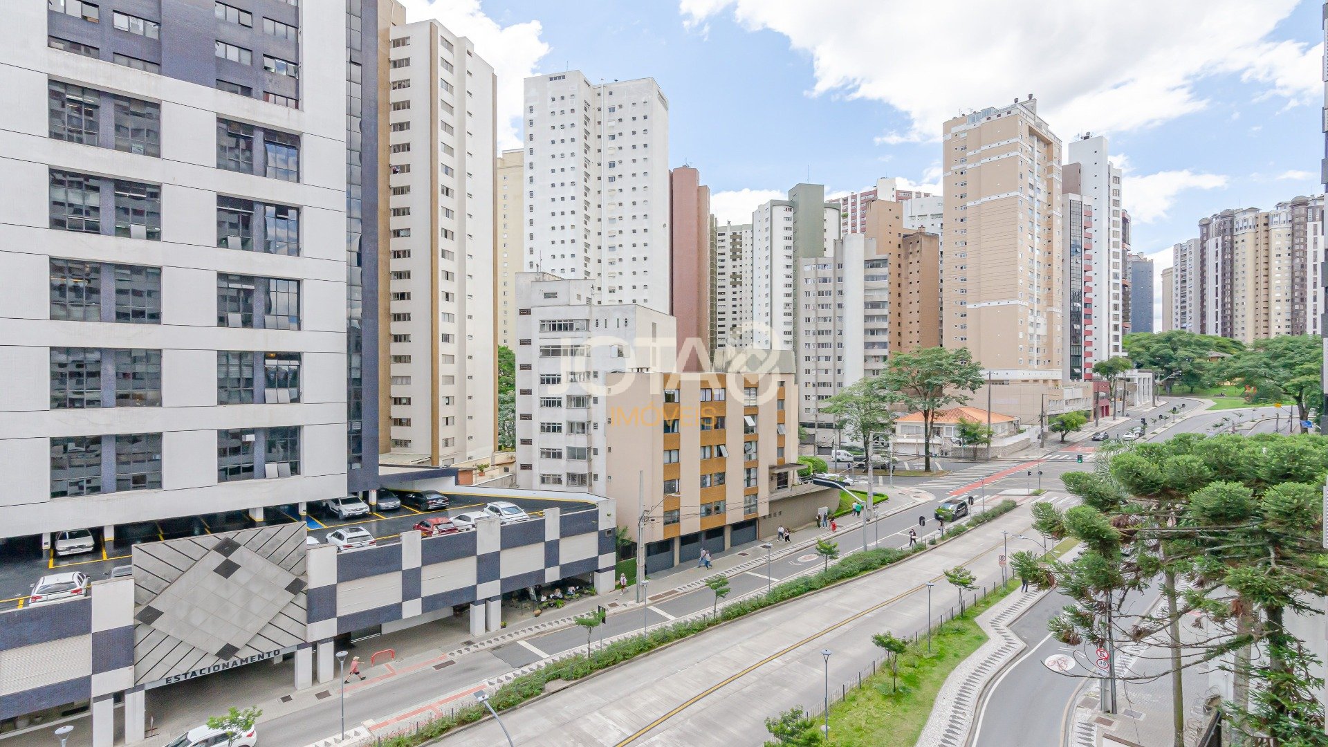 APTO 3 QUARTOS E 2 VAGAS NO BATEL