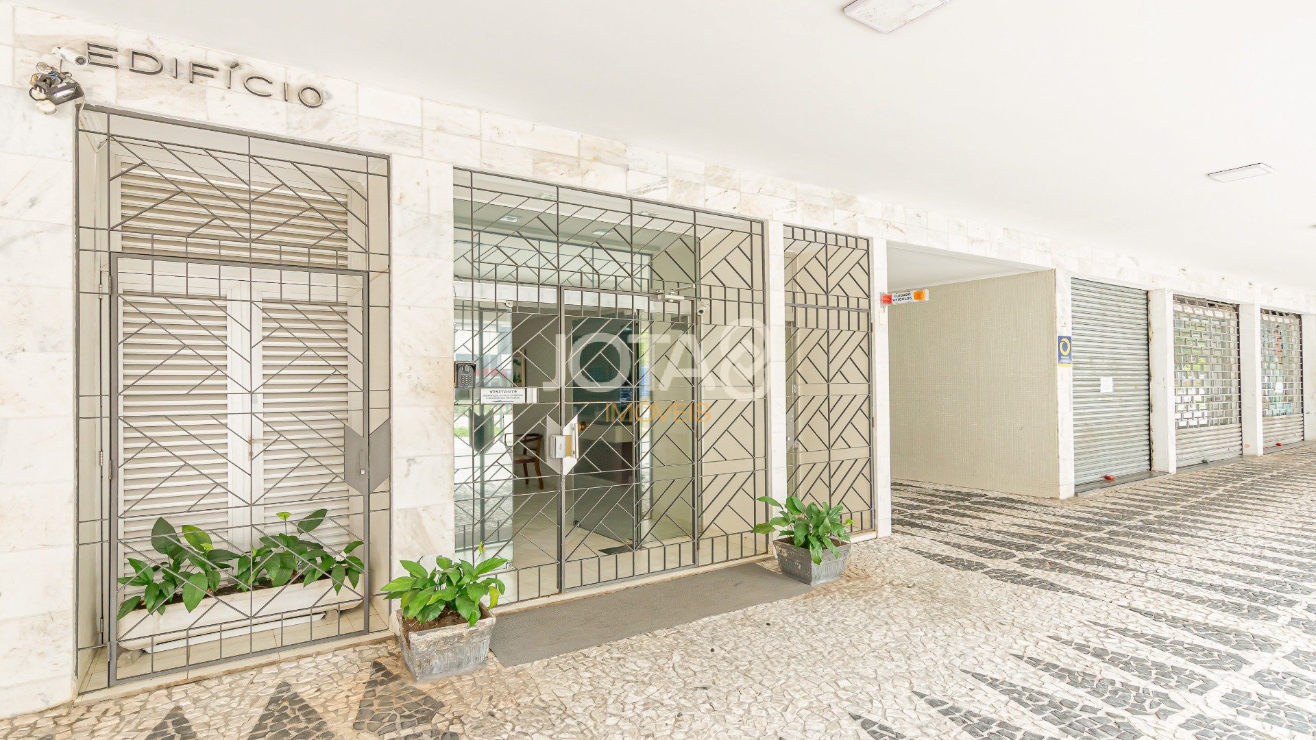 APTO 3 QUARTOS E 2 VAGAS NO BATEL