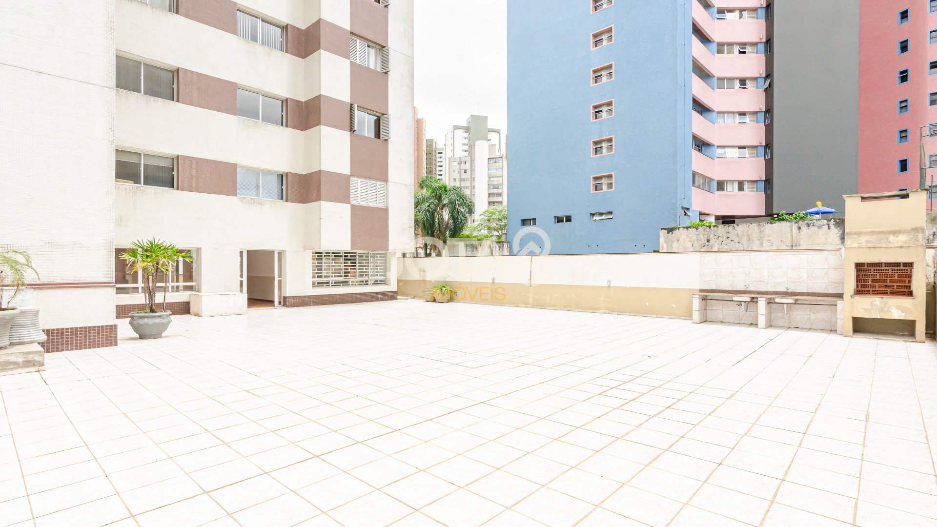 APTO 3 QUARTOS E 2 VAGAS NO BATEL