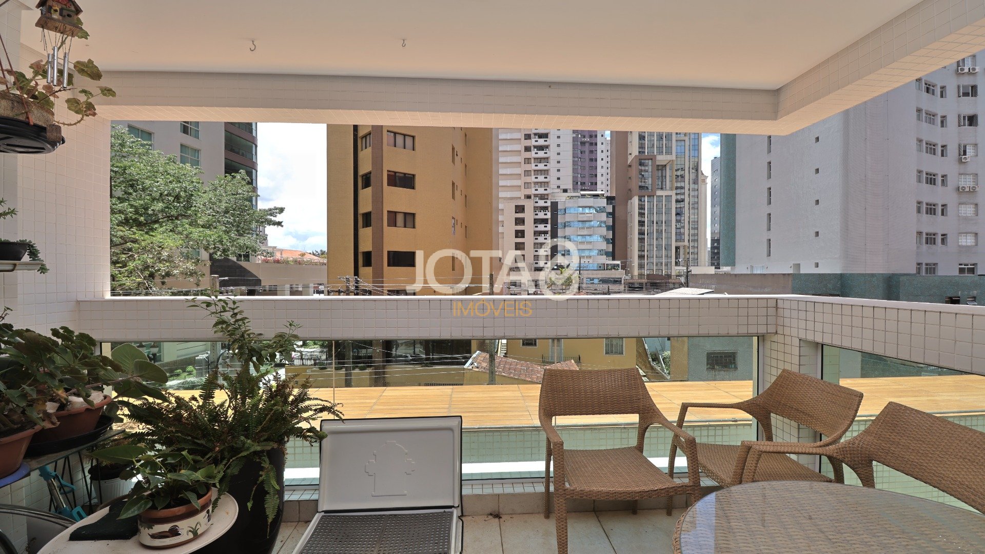 APARTAMENTO MOBILIADO EM CONDOMÍNIO CLUBE NO ÁGUA VERDE!