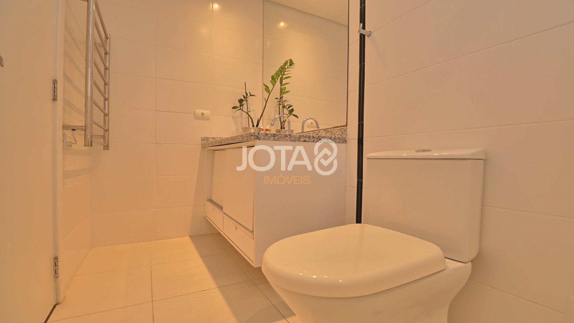 APARTAMENTO MOBILIADO EM CONDOMÍNIO CLUBE NO ÁGUA VERDE!