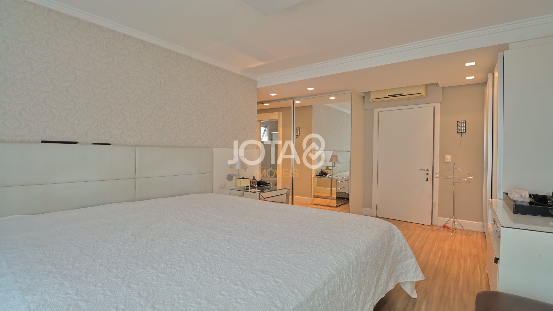 APARTAMENTO MOBILIADO EM CONDOMÍNIO CLUBE NO ÁGUA VERDE!
