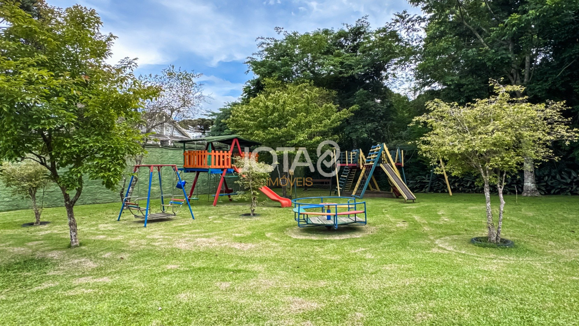 CASA COM 4 QUARTOS EM CONDOMÍNIO FECHADO NO UBERABA