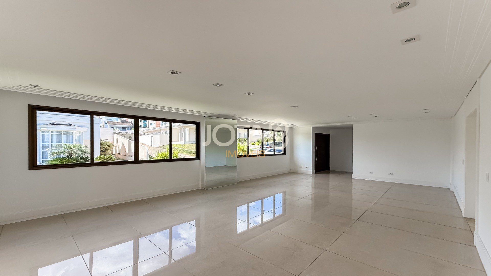 CASA COM 4 QUARTOS EM CONDOMÍNIO FECHADO NO UBERABA