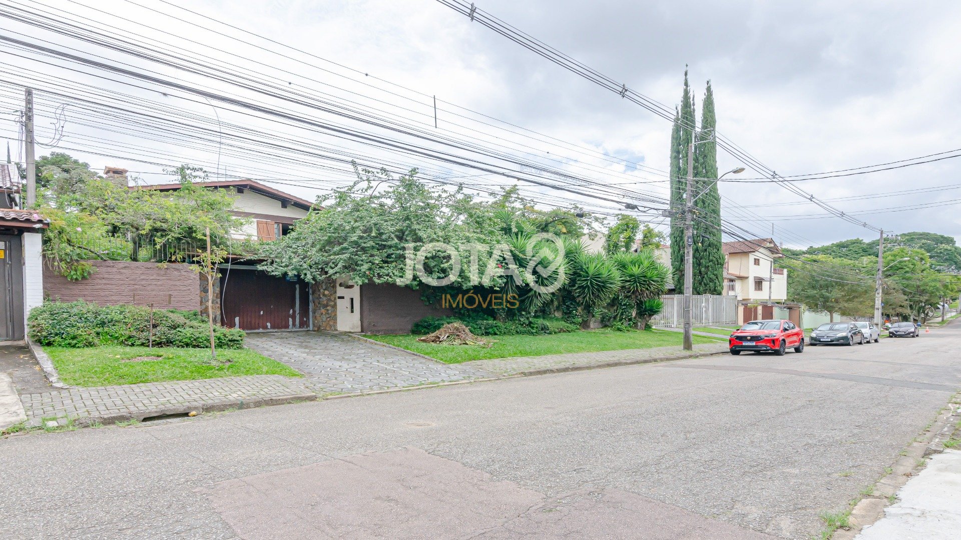 CASA COM 5 QUARTOS E UM JARDIM MARAVILHOSO