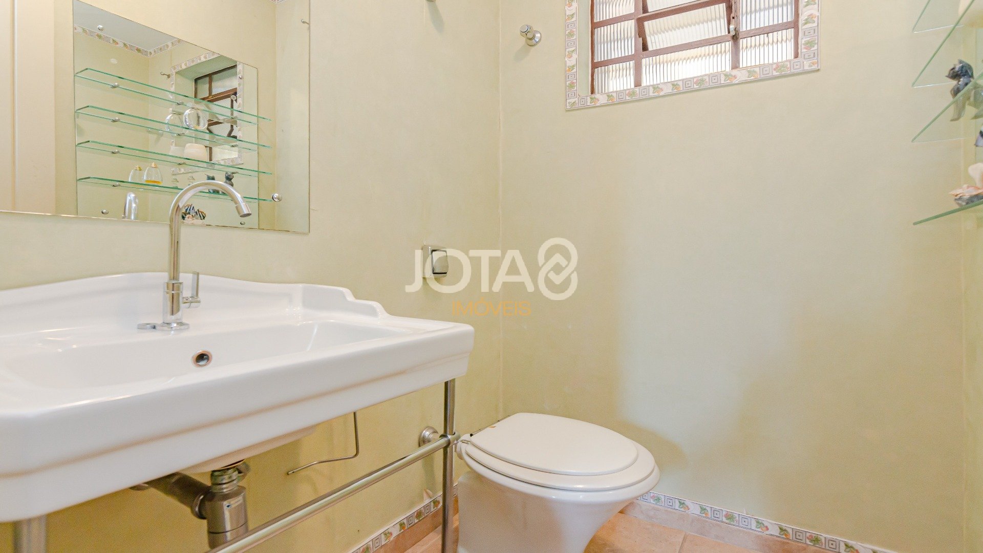 CASA COM 5 QUARTOS E UM JARDIM MARAVILHOSO