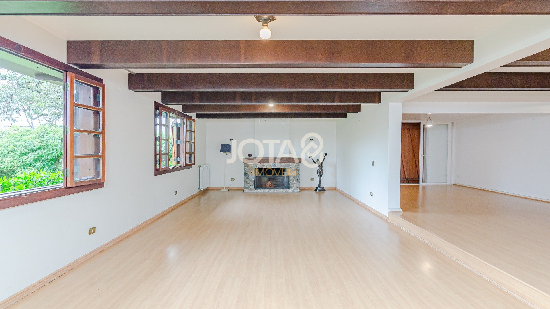 CASA COM 5 QUARTOS E UM JARDIM MARAVILHOSO