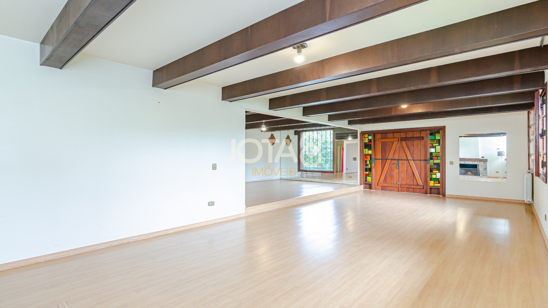 CASA COM 5 QUARTOS E UM JARDIM MARAVILHOSO