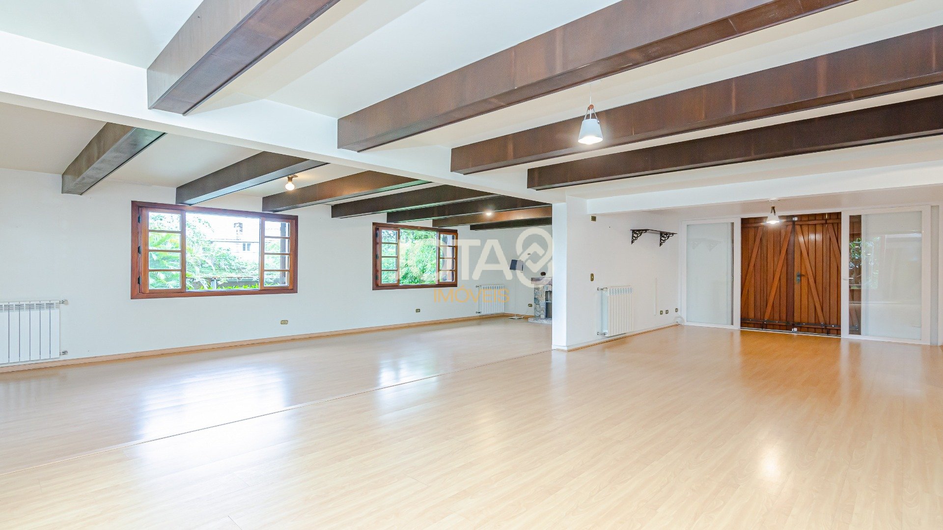 CASA COM 5 QUARTOS E UM JARDIM MARAVILHOSO