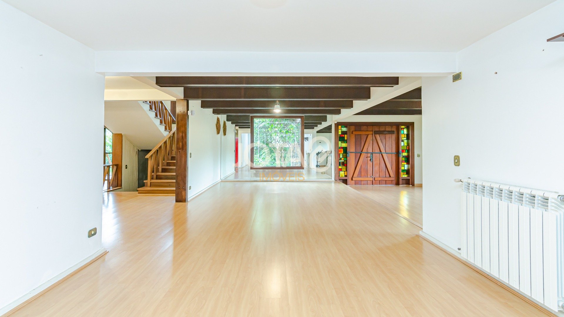 CASA COM 5 QUARTOS E UM JARDIM MARAVILHOSO
