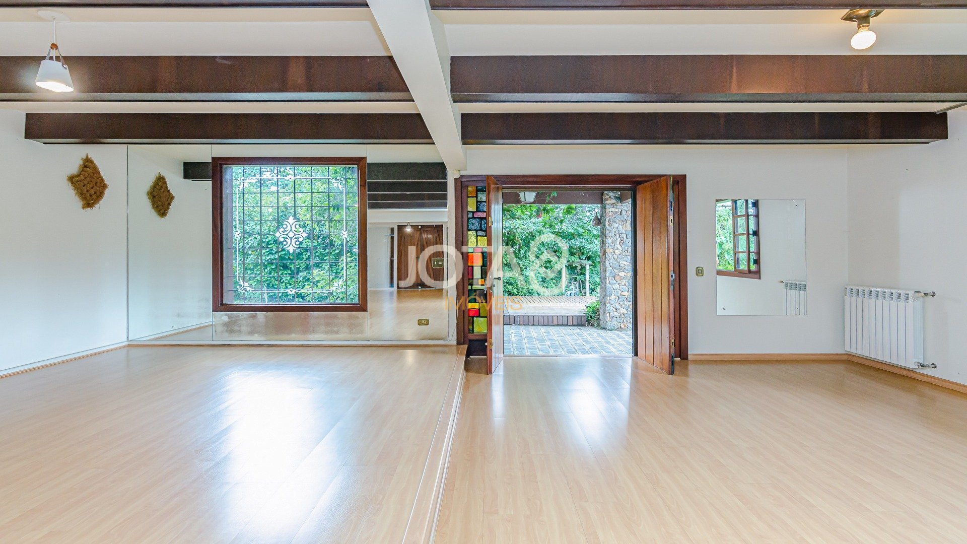 CASA COM 5 QUARTOS E UM JARDIM MARAVILHOSO