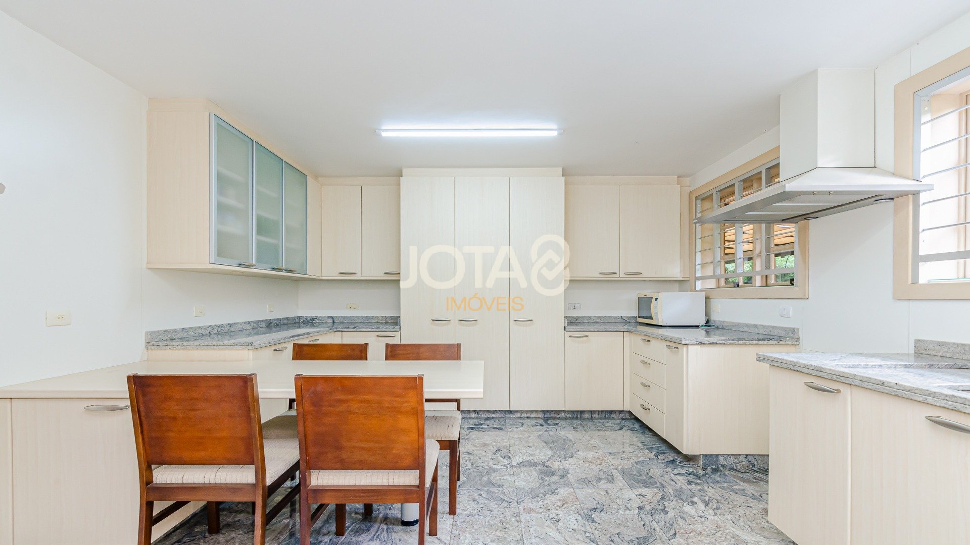 CASA COM 5 QUARTOS E UM JARDIM MARAVILHOSO