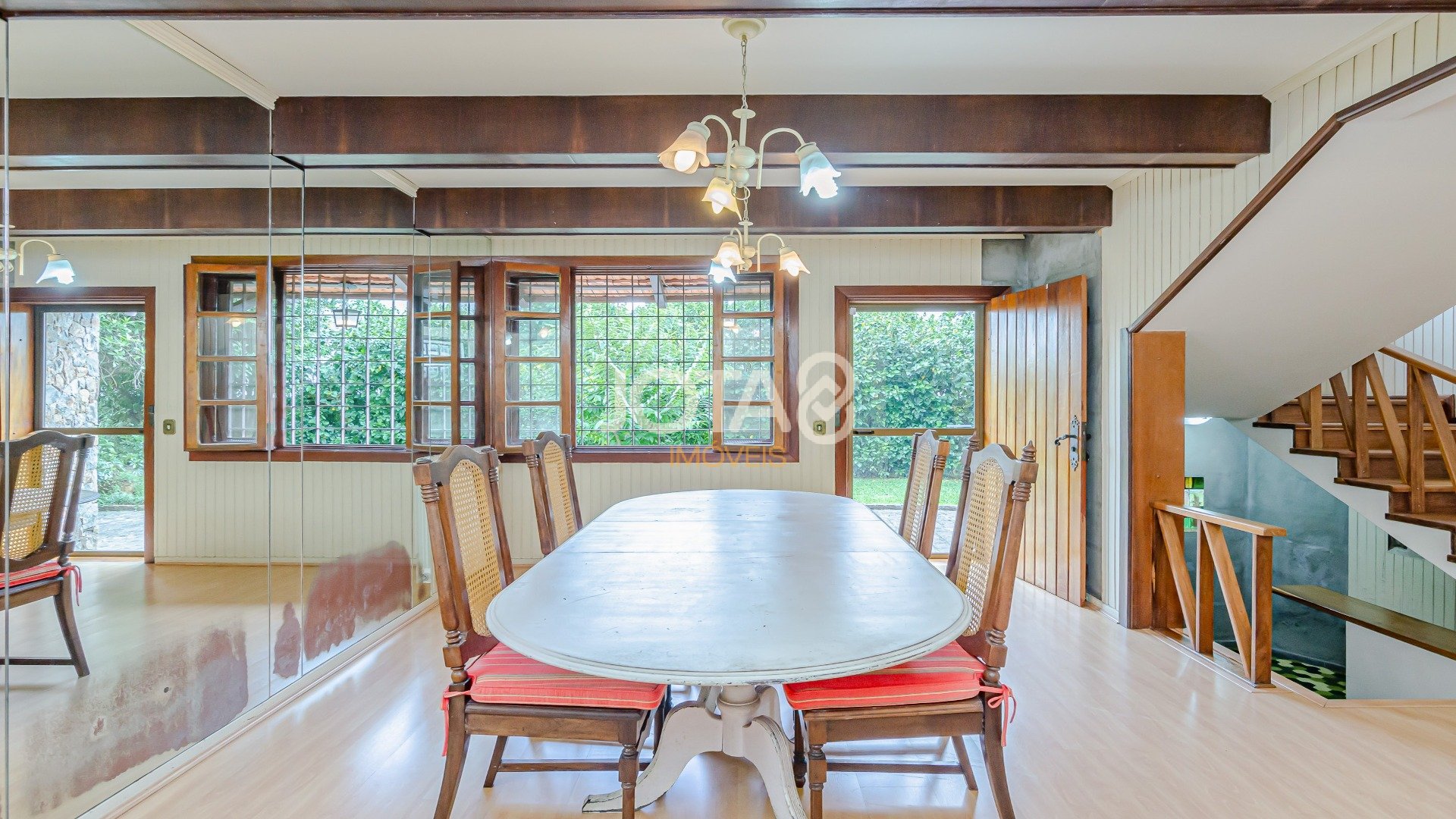 CASA COM 5 QUARTOS E UM JARDIM MARAVILHOSO