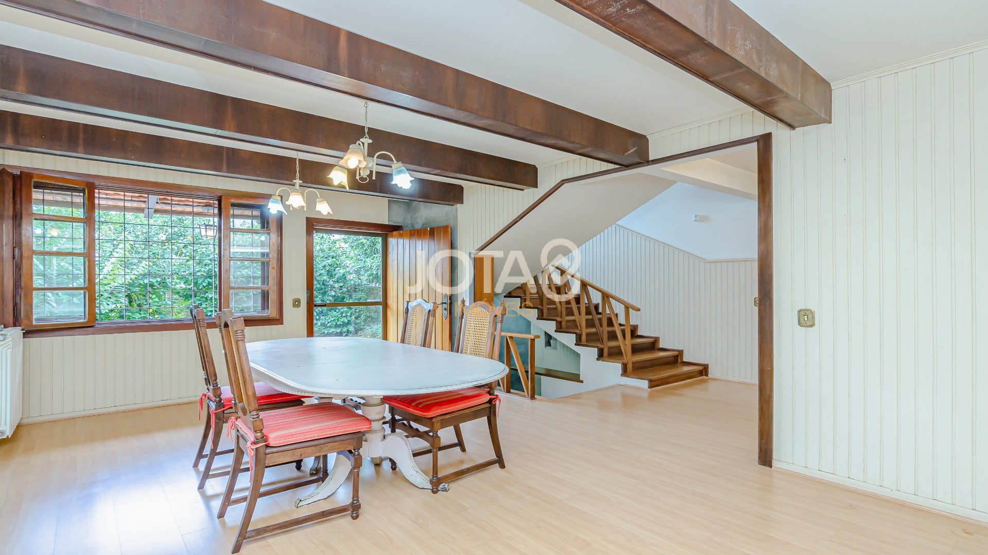 CASA COM 5 QUARTOS E UM JARDIM MARAVILHOSO