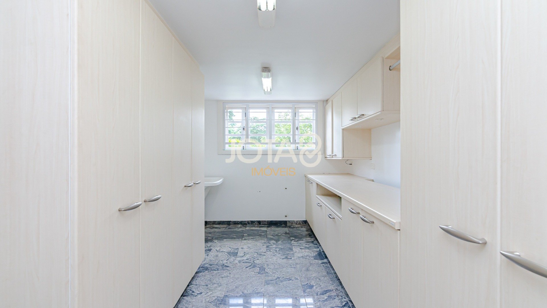 CASA COM 5 QUARTOS E UM JARDIM MARAVILHOSO