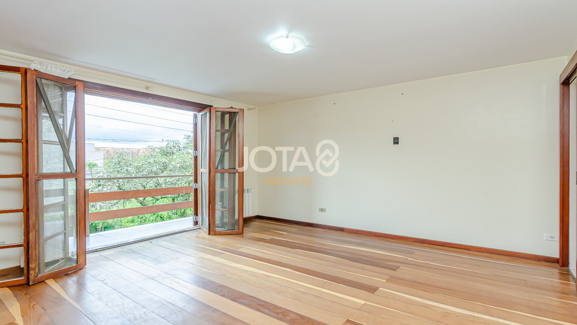 CASA COM 5 QUARTOS E UM JARDIM MARAVILHOSO